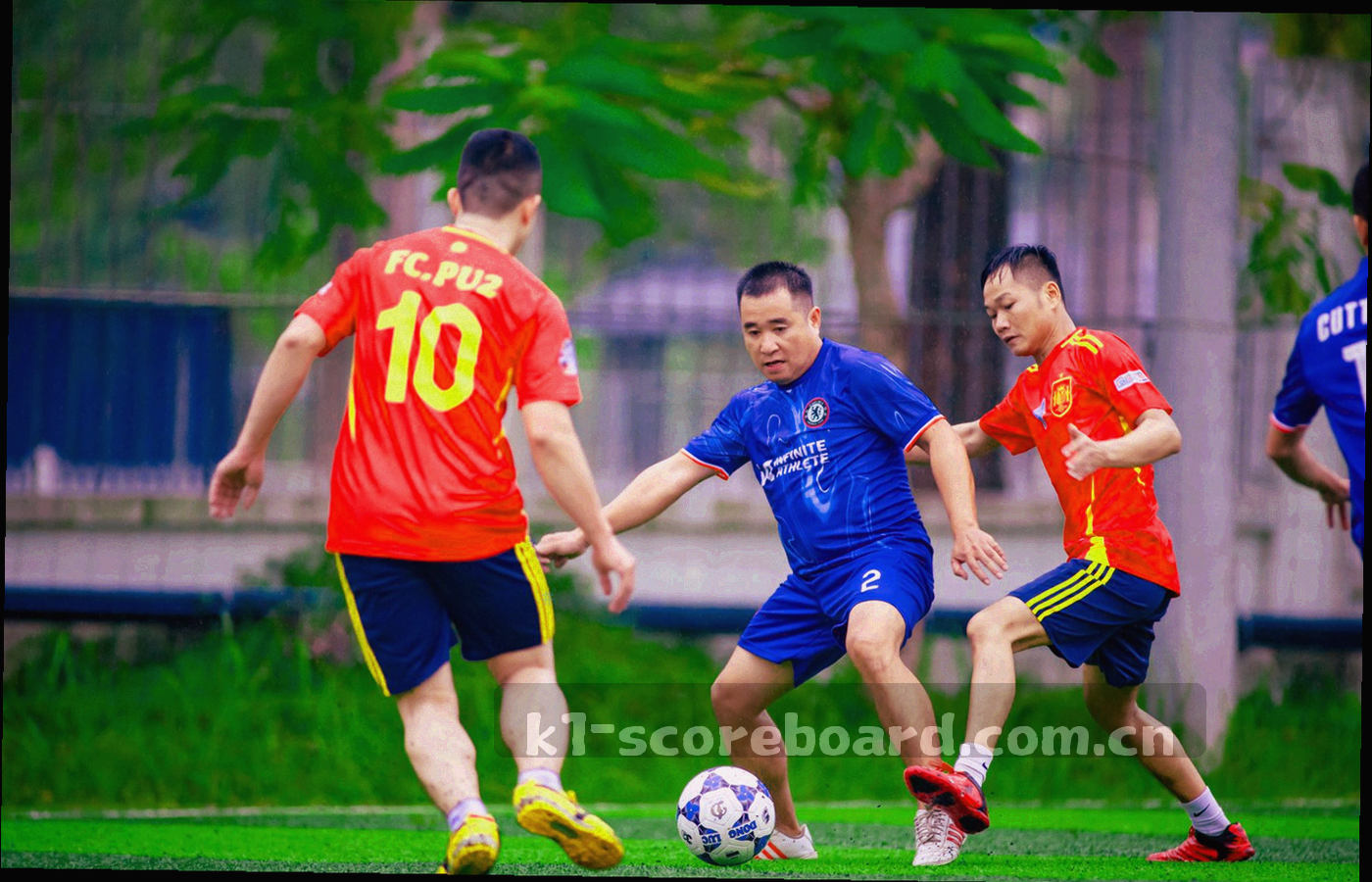 夜间值班桌面，屏幕微光落在摊开的记录纸与笔记上，画面中没有人物面部