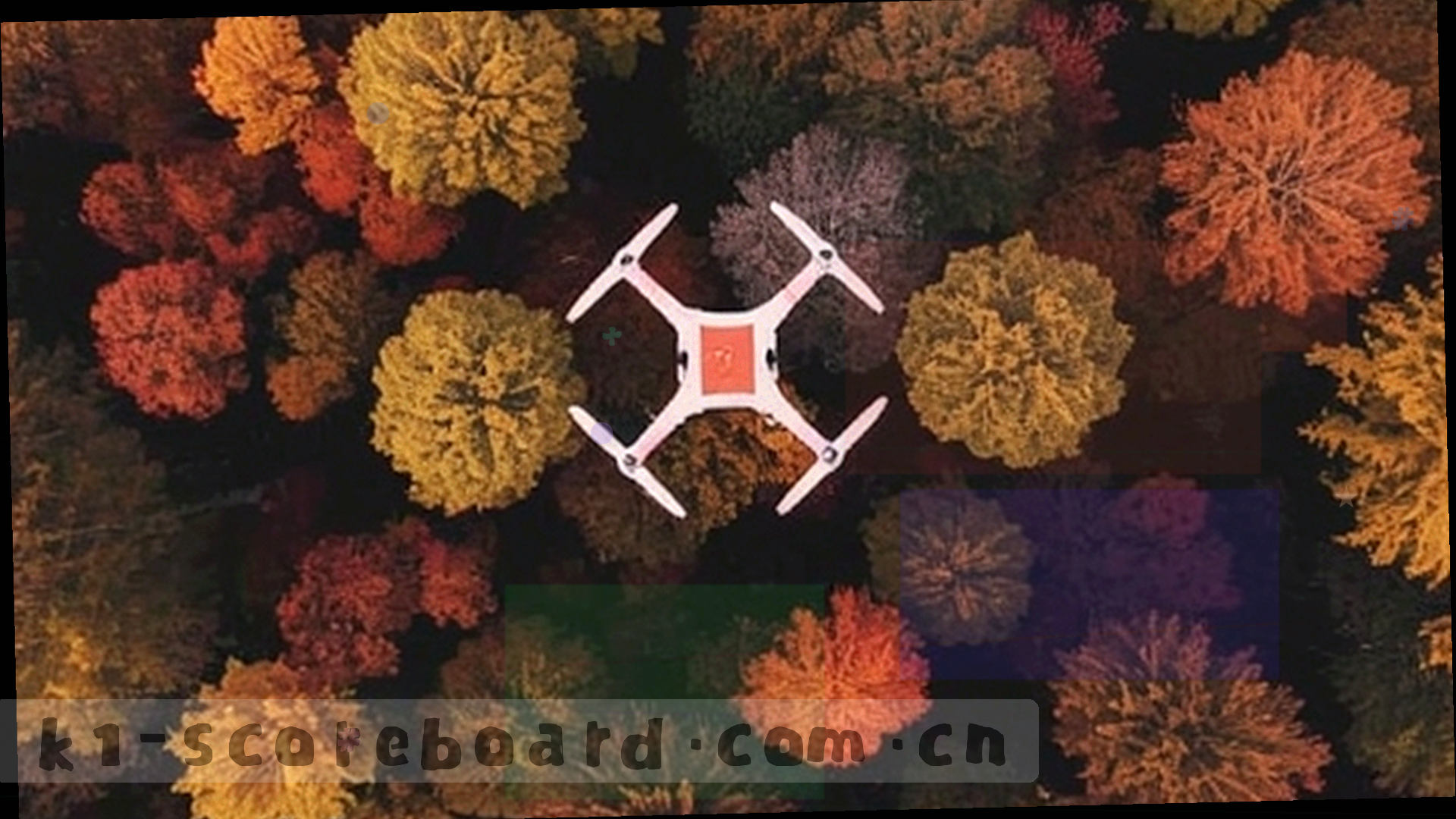 夜间球场俯拍，灯柱与草皮纹理，画面压低饱和